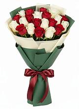 Букет Микс из красных и белых роз в Голубинской