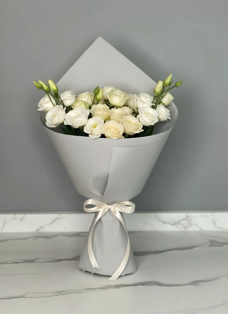 Букет цветов из: Розы и Лизиантусы в Голубинской