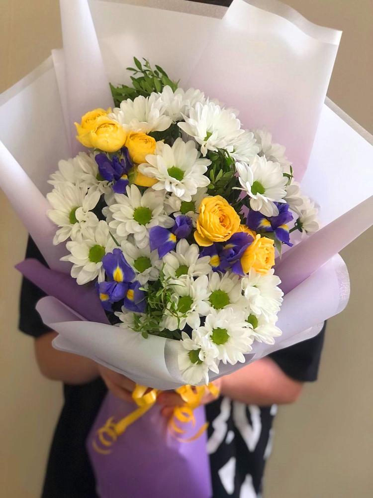 Букет цветов из: Ирисы, Хризантемы и Розы в Голубинской