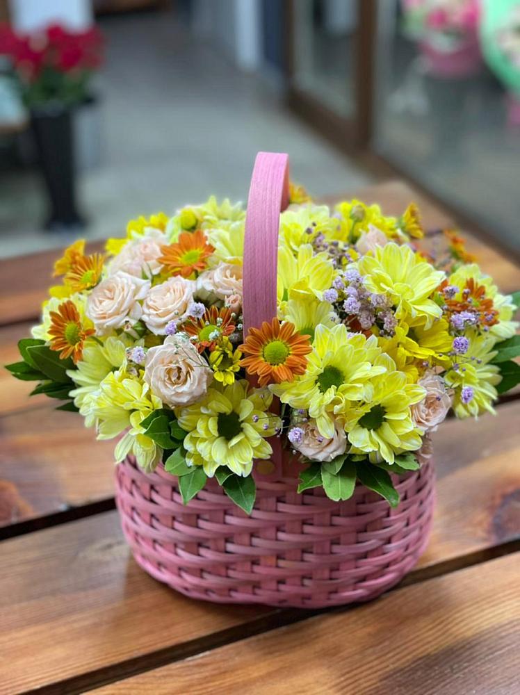 Цветочная композиция из Хризантемы и Розы в корзине в Голубинской