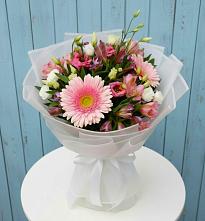 Букет цветов из:  Герберы, Альстромерии и Лизиантусы в Голубинской