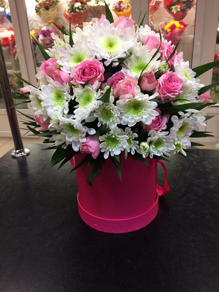 Цветочная композиция из Розы и Хризантемы в шляпной коробке в Голубинской