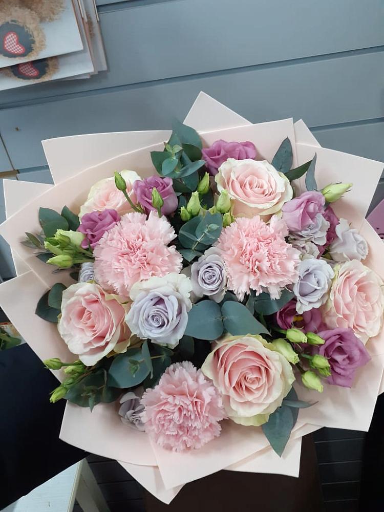 Букет цветов из: Розы, Гвоздики и Лизиантусы в Голубинской