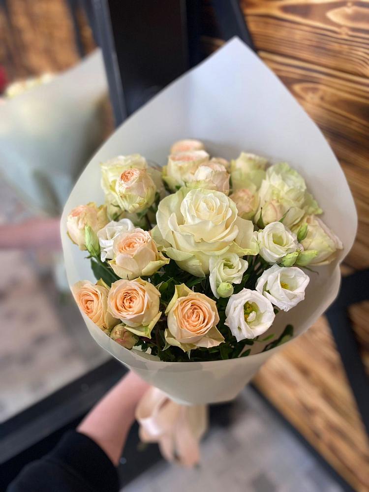 Букет цветов из: Розы и Лизиантусы в Голубинской